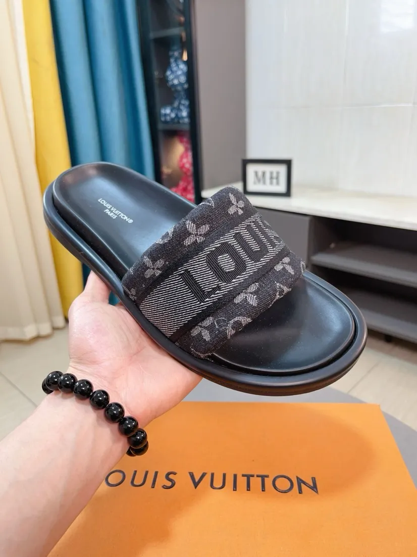 Ex-factory price 360🌹🌹 (lv-Louis Vuitton) New men's slippers, high-end boutique, exquisite embossed logo decoration on the upper, fine workmanship, super soft soles, casual, loose and comfortable, a must-have in summer! \nsize：38-44